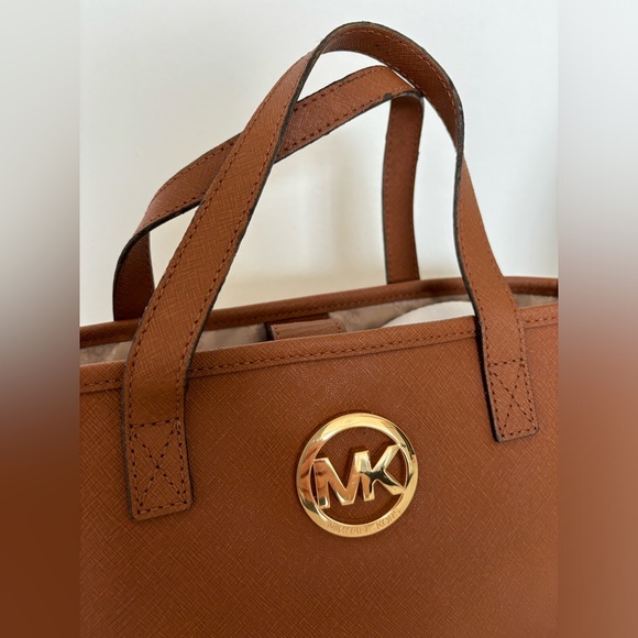 MICHAEL KORS mini purse !! Barely worn out! - Picture 2 of 4